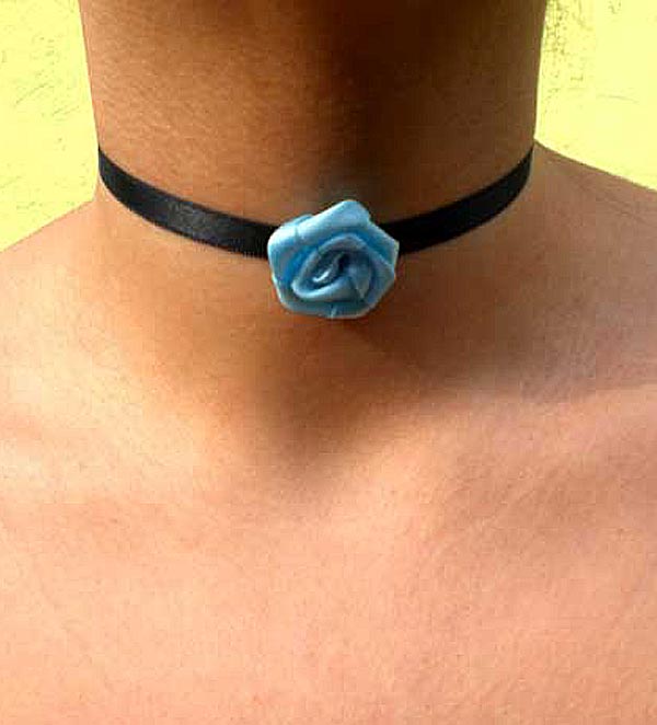 collarino nero con rosa azzurra