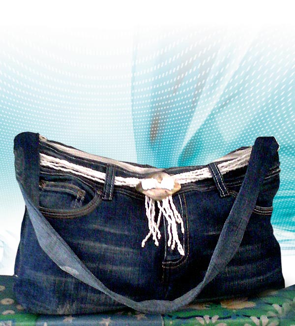 Borsa Con Jeans E Collana Di Perline Bianche Con Medaglione Centrale