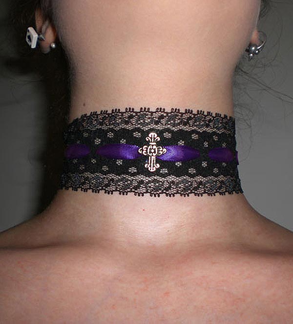 collarino alto con croce e nastrino viola