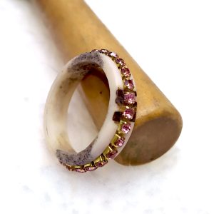 Anello in corno di cervo con brillantini rosa