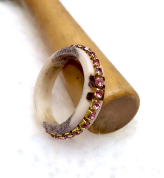 Anello in corno di cervo con brillantini rosa