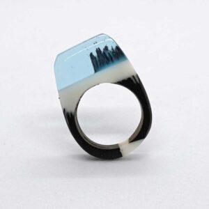 Anello in legno nero e resina - colline innevate