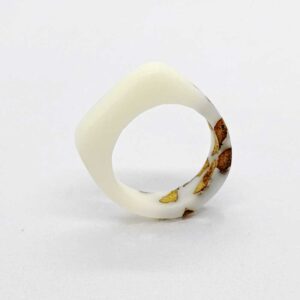 Anello in resina bianca