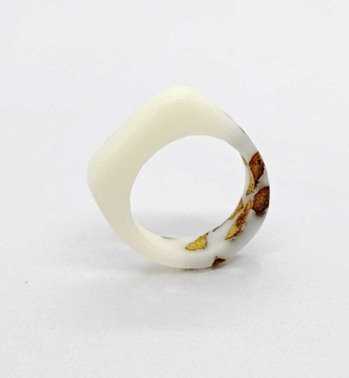 Anello in resina bianca