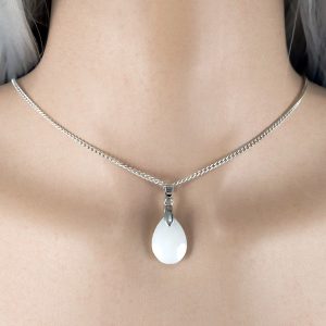 Collana-con-pendente-a-goccia-bianca Collana pendente a goccia