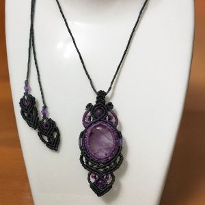 Collana lunga con pendente “Amethyra” in macramè e pietra di ametista