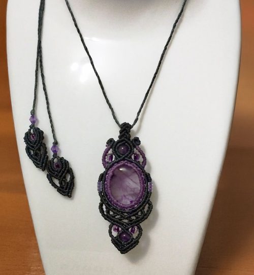 Collana lunga con pendente “Amethyra” in macramè e pietra di ametista