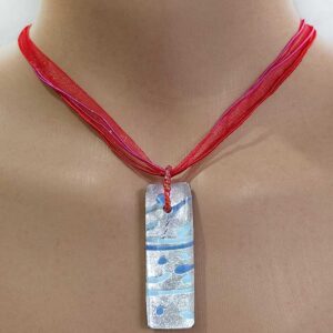 Collana-raso-pendente-vetro-rettangolare Collana con pendente lungo in vetro
