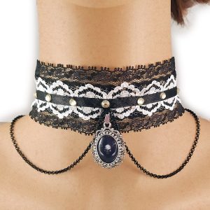 Collarino alto con pendente ovale e catenina
