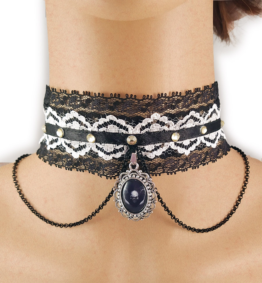 collare gotico alto con pendente e catenina