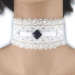 Collarino bianco con più punti luce e gemma a rombo Collarino bianco con più punti luce e gemma a rombo Image