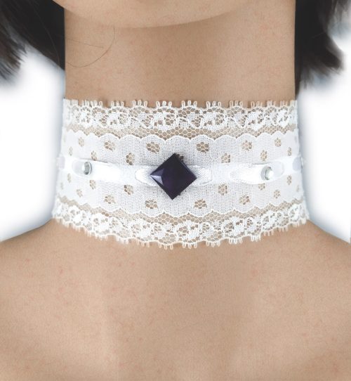 Collarino bianco con più punti luce e gemma a rombo