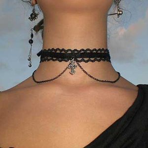 Collarino gotico con pendente a croce e catena