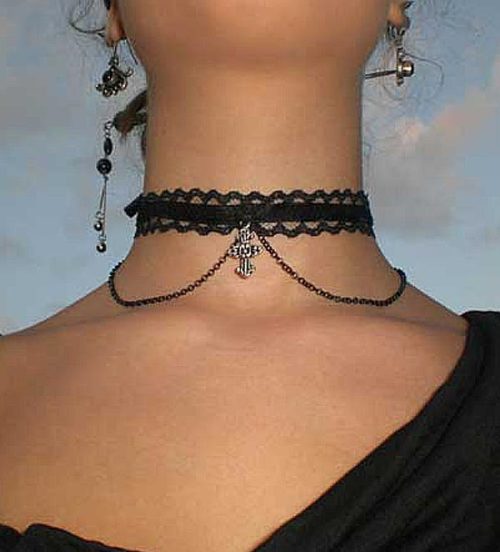 Collarino gotico con pendente a croce e catena