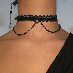 Collarino gotico con sonaglio e catenina