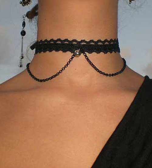 Collarino gotico con sonaglio e catenina