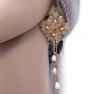 orecchini in resina con fiori di ciliegio e pendenti