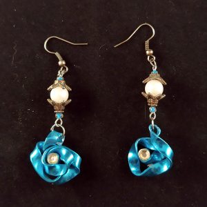 Orecchini pendenti con rosa blu e perle