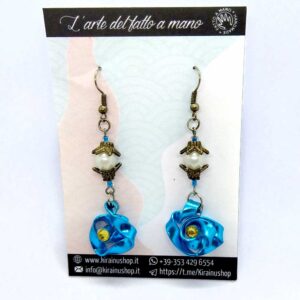 Orecchini pendenti con rosa blu e perle