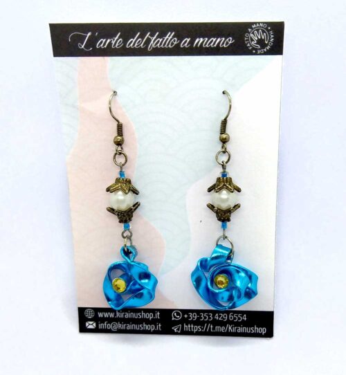 Orecchini-pendenti-rosa-blu-perle1 Orecchini pendenti con rosa blu e perle