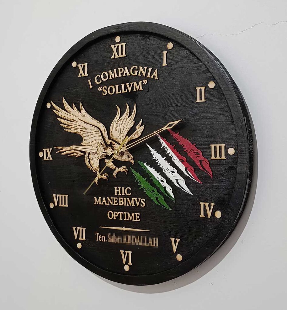 orologio in legno con disegno e lancette personalizzate