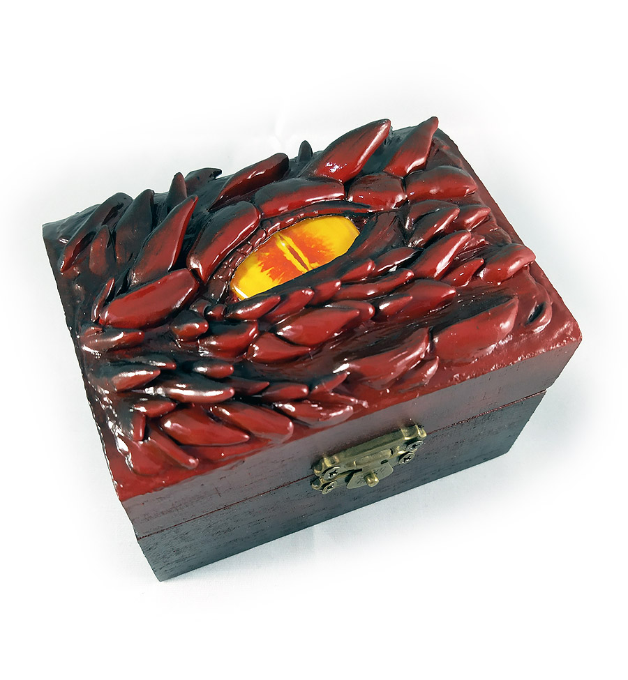 Scatola porta dadi, in legno, con decorazione ad occhio di drago.