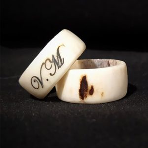 Anello con iniziali in corno