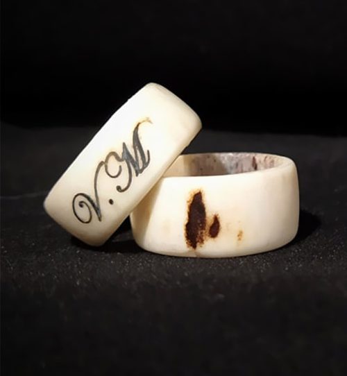 Anello con iniziali in corno