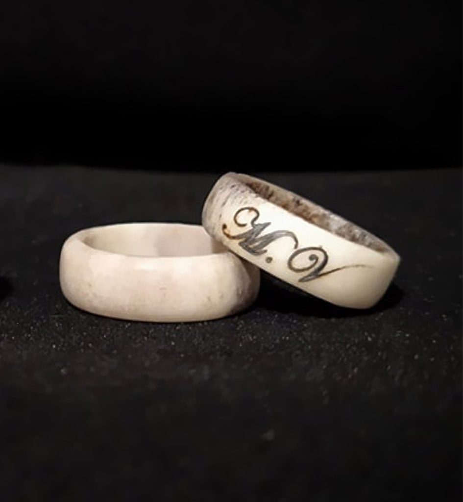 Anello con iniziali in corno, fedina