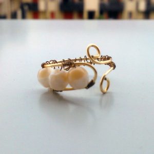 Anello con perle bianche