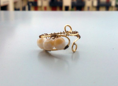 Anello con perle bianche