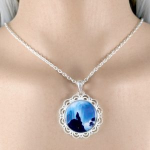Collana pendente: lupo su montagna