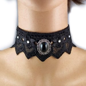 Collarino alto con medaglione ovale e strass