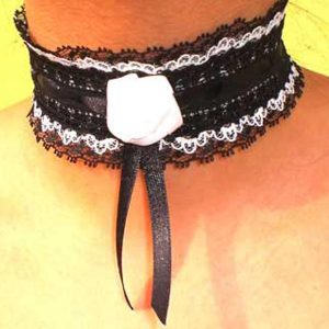 Collarino gothic in pizzo con rosa bianca