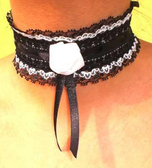 Collarino gothic in pizzo con rosa bianca