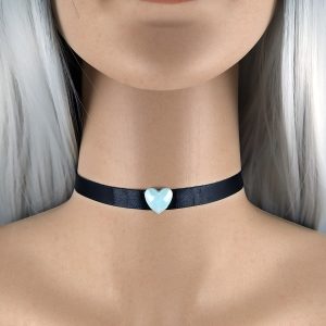 Collarino in raso nero con cuore