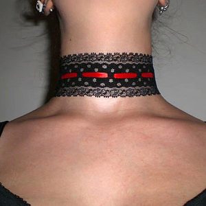 Collare in pizzo con nastro rosso