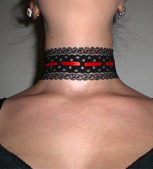 Collare in pizzo con nastro rosso