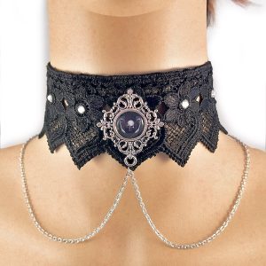 collarino pizzo fiori cabochon indossato