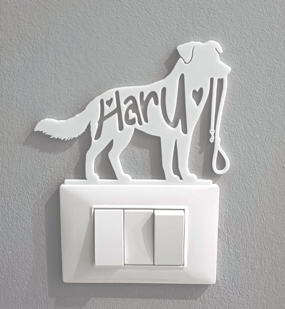 Decorazione per placca interruttore con cane e guinzaglio - personalizzabile