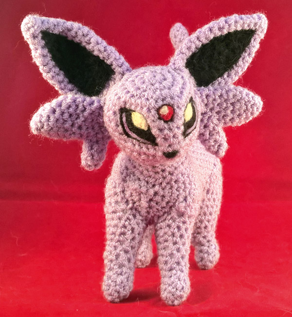 amigurumi espeon peluche pokemon in piedi frontale