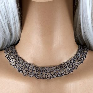 Girocollo perline blu ricamo reticolato