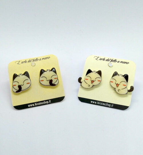 Orecchini da lobo con gattino bianco