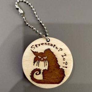 Portachiavi tondo, in legno, gatto "stressato? Io?"