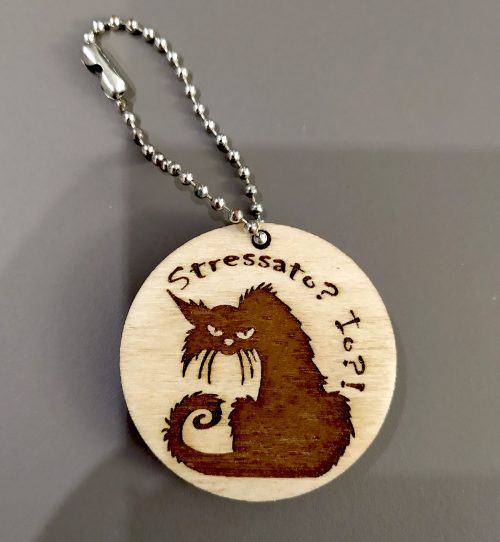 Portachiavi tondo, in legno, gatto "stressato? Io?"